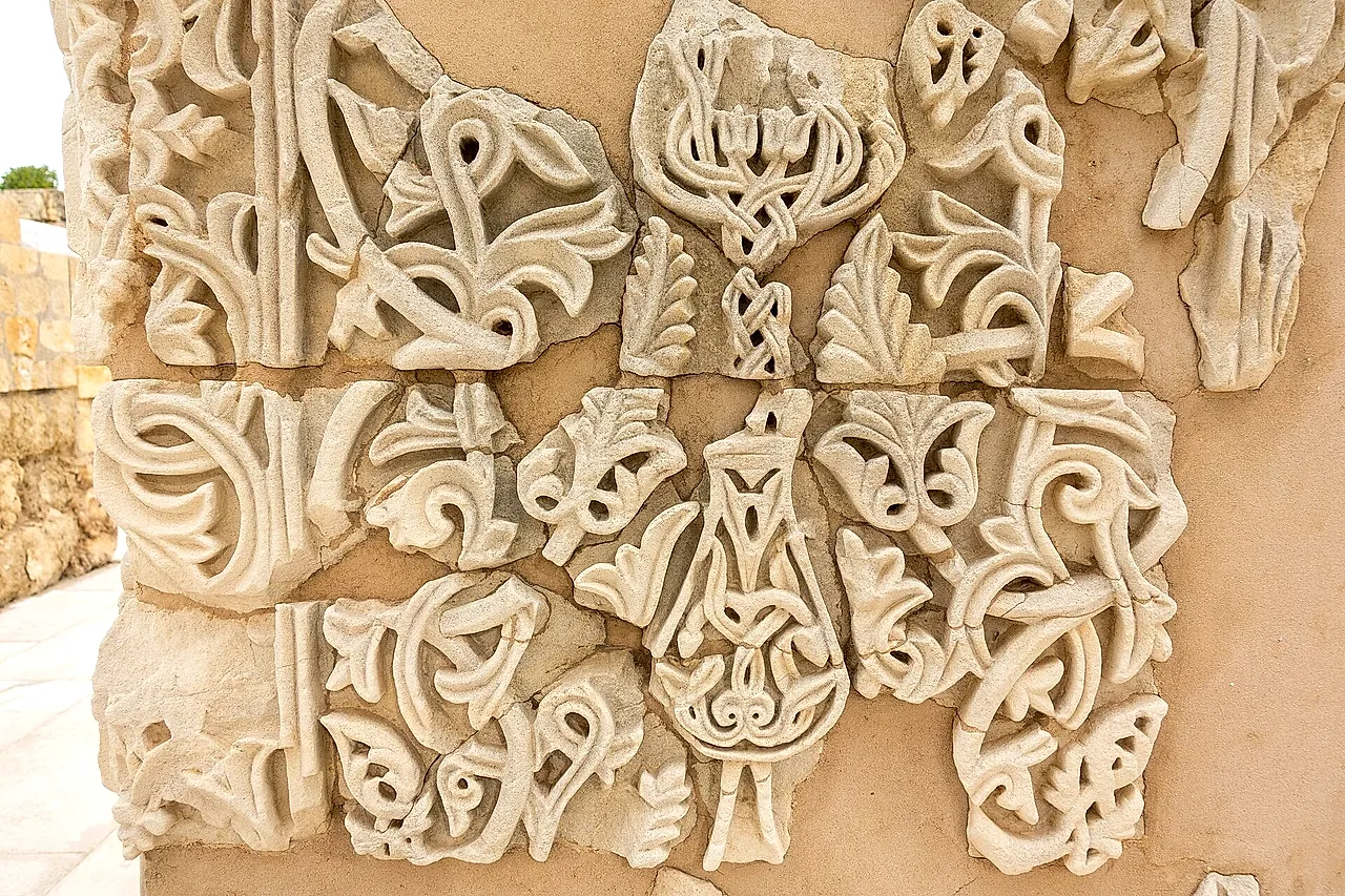 Carved stone decoration with intertwined plant motifs from Medina Azahara